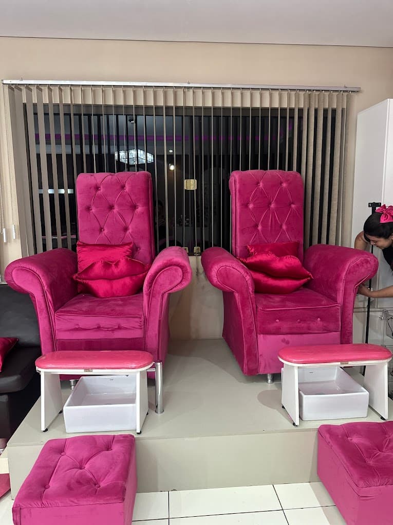 Interior del salón: área de spa y pedicura con sillones — Dolls Coiffure