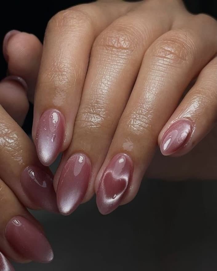 Uñas mauve con cat eye violeta y corazón de cristal en uña acento