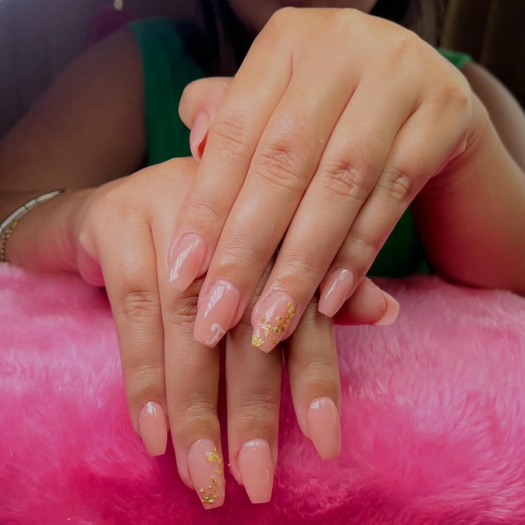 Nails with personalised initial design — Dolls Coiffure